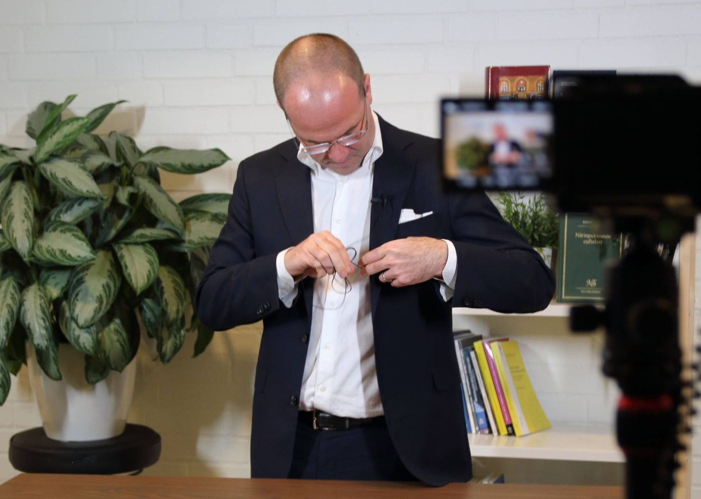 Ulf Larsson-Olaison sätter på sig mikrofonen